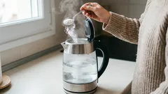 În loc de oțet și bicarbonat de sodiu, adaug această pulbere ieftină. Depozitele de calcar dispar din ceainic ca prin minune.