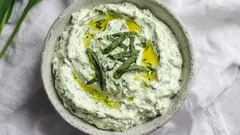 Daziki de primăvară cu usturoi sălbatic: un singur pas simplu pentru prepararea sosului cremos.