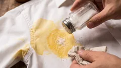 Cum scoți petele de ulei de pe haine cu sare și bicarbonat, în 15–30 de minute