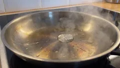 Tigaia se lipește: cum se încălzește corect și de ce o picătură de apă indică temperatura ideală