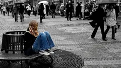 De ce te simți singură chiar și printre oameni: semne subtile că porți o mască