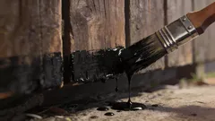 Gardul începe să putrezească mai întâi la baza lui: o metodă veche cu ulei uzat și ce poți folosi în locul lui.