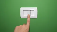 Să lași lumina aprinsă sau să o stingi și să o aprinzi din nou: ce consumă mai multă energie?